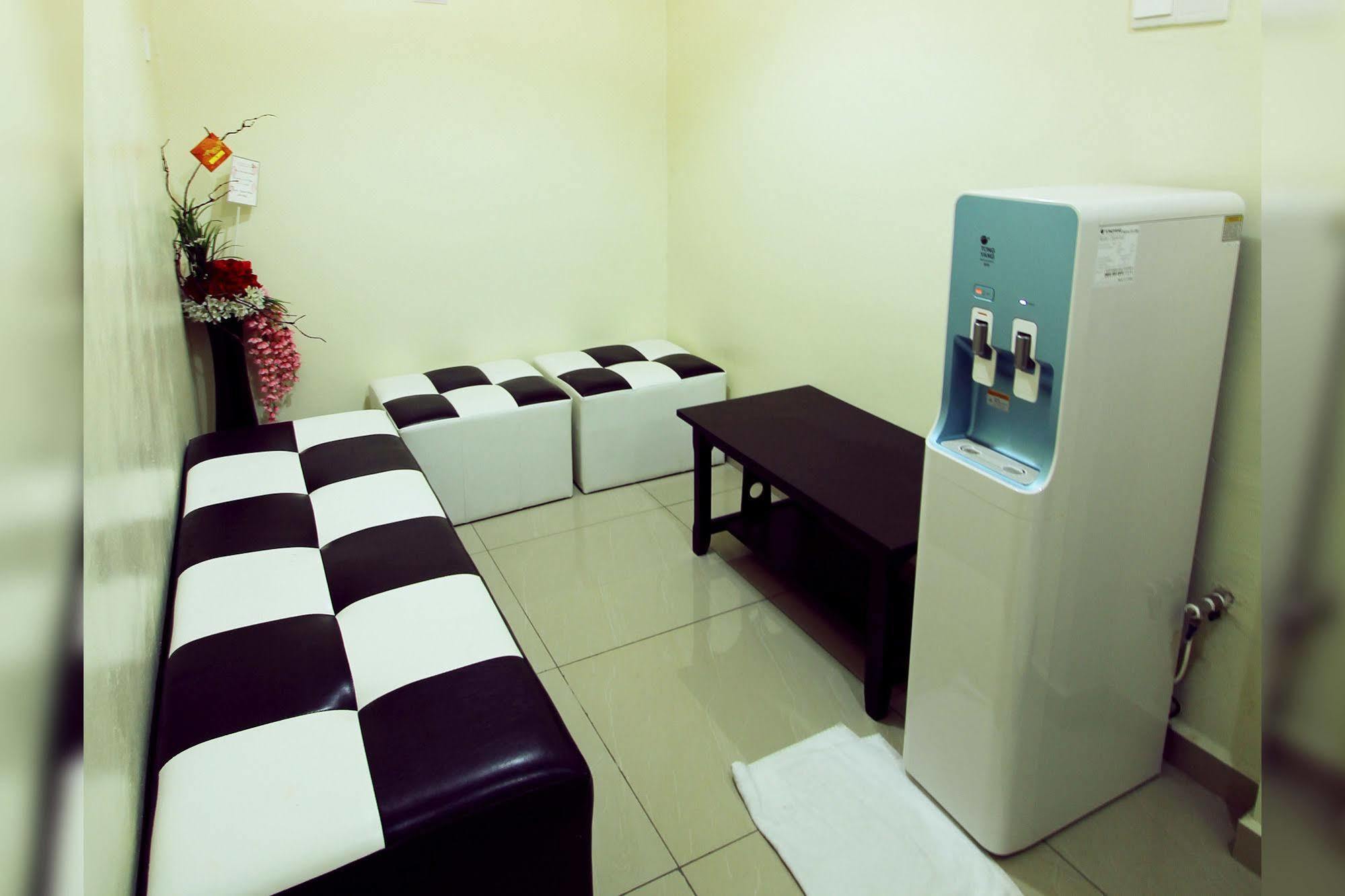 Max Inn Hotel Parit Raja Exterior photo