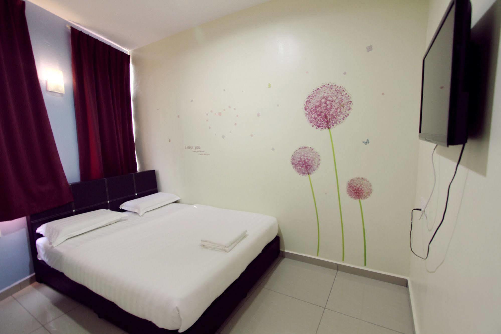 Max Inn Hotel Parit Raja Exterior photo
