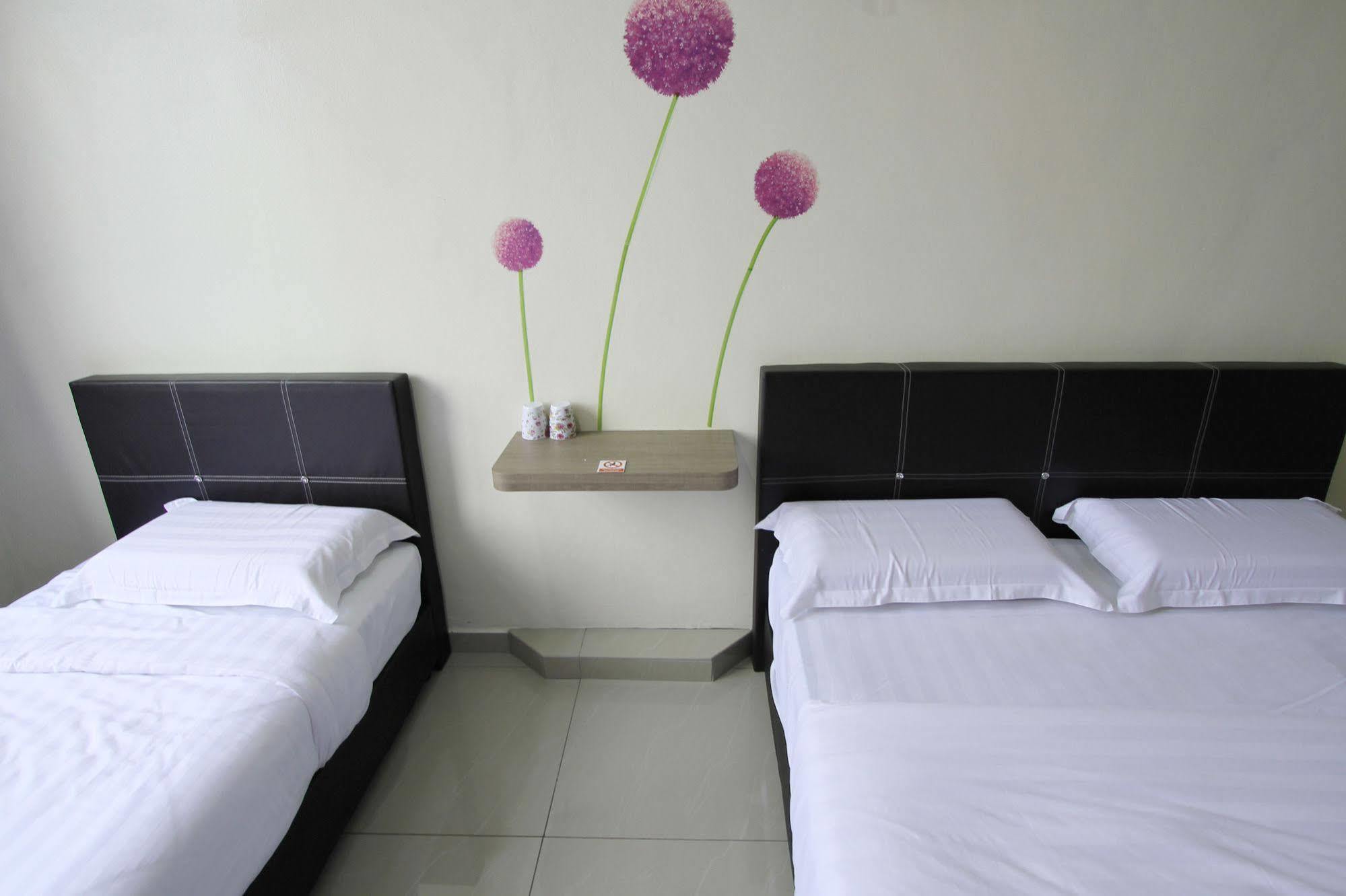 Max Inn Hotel Parit Raja Exterior photo