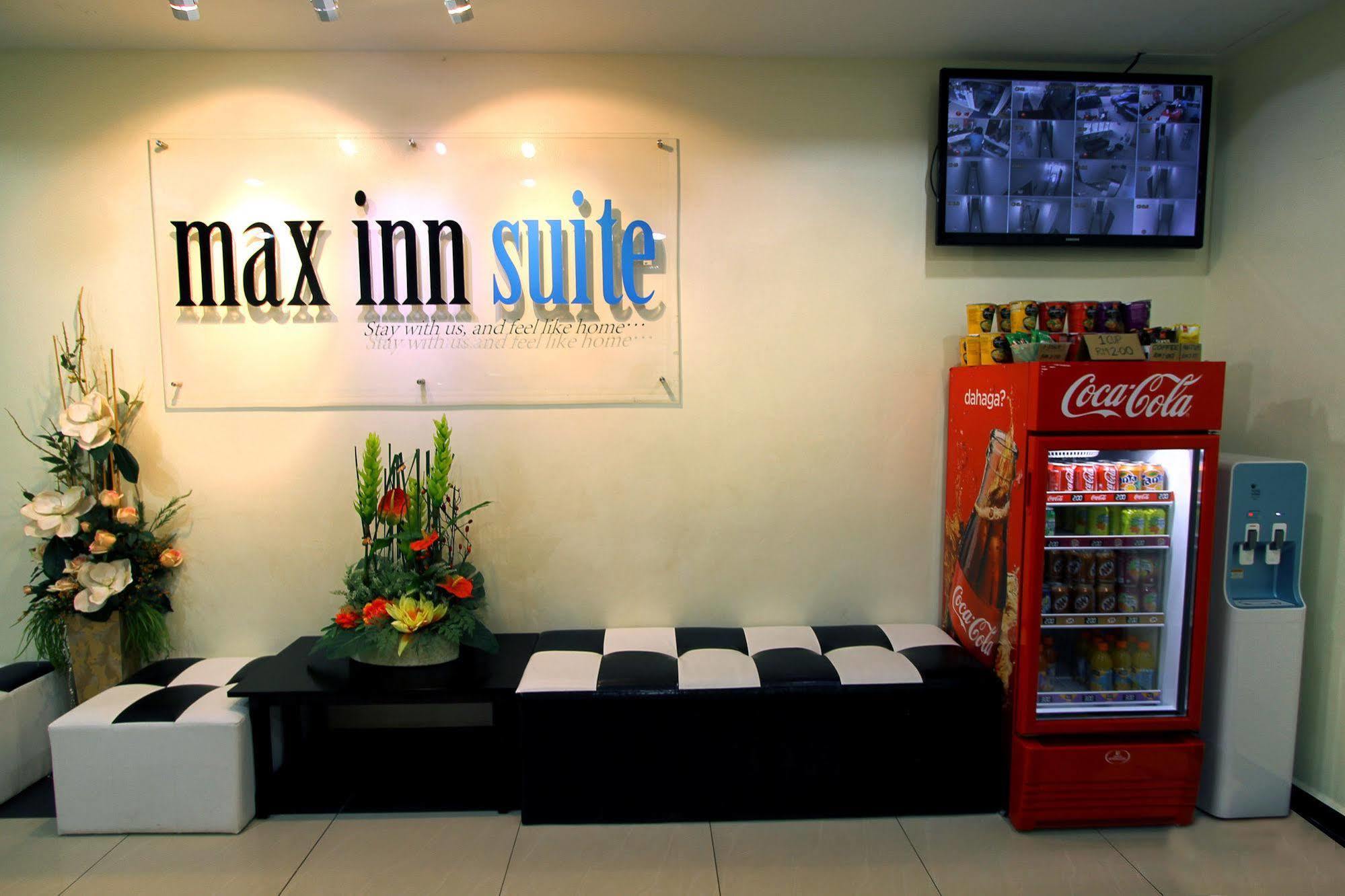 Max Inn Hotel Parit Raja Exterior photo